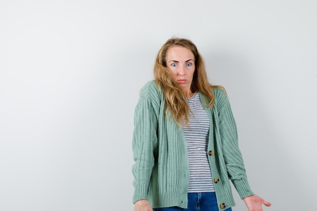 Free photo expressive young woman posing in the studio