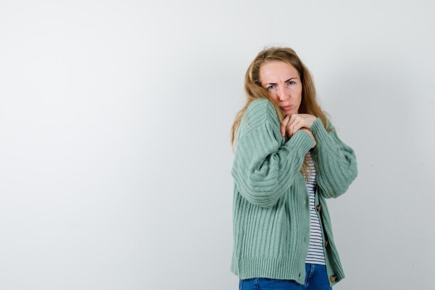 Free photo expressive young woman posing in the studio