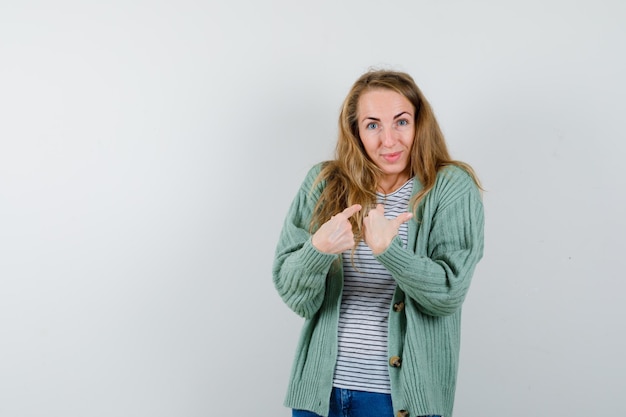 Giovane donna espressiva che posa nello studio