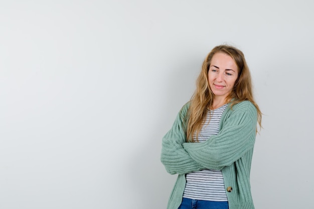 Giovane donna espressiva che posa nello studio