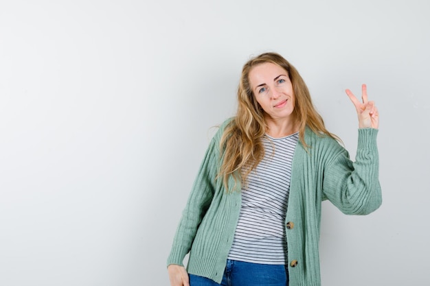 Free photo expressive young woman posing in the studio