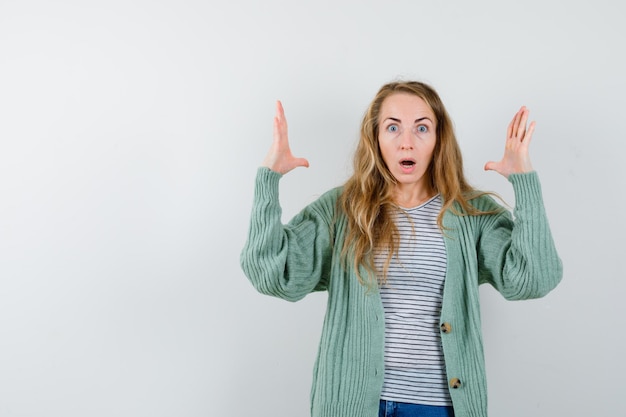 Free photo expressive young woman posing in the studio