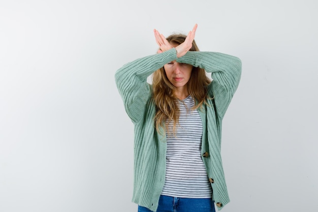 Giovane donna espressiva che posa nello studio