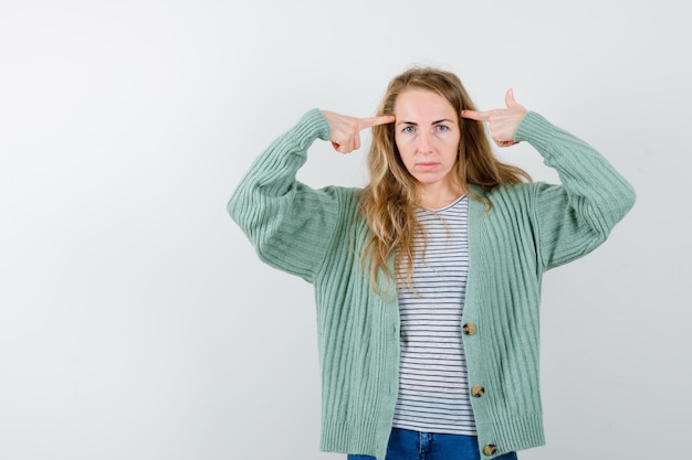 Free photo expressive young woman posing in the studio