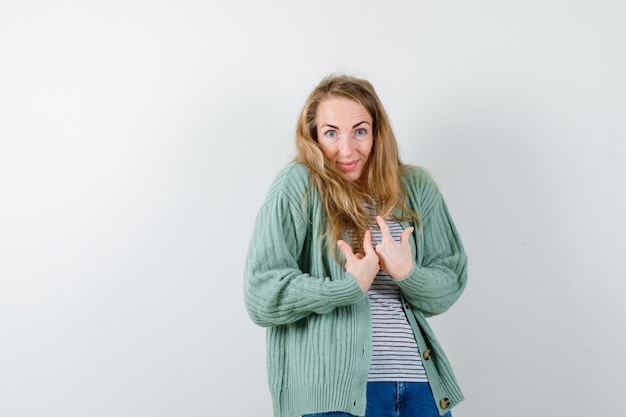 Free photo expressive young woman posing in the studio