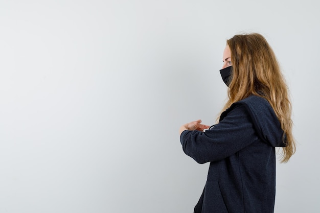 Free photo expressive young woman posing in the studio