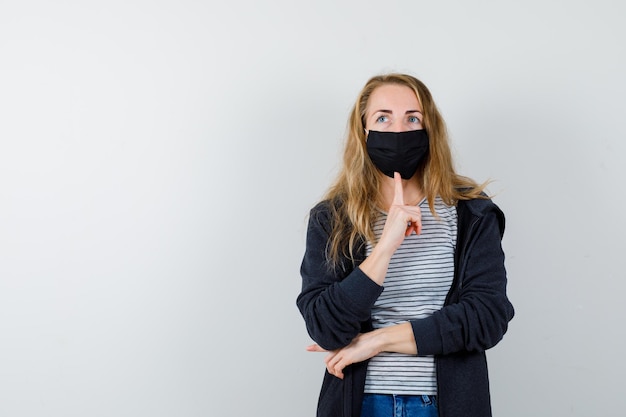 Free photo expressive young woman posing in the studio