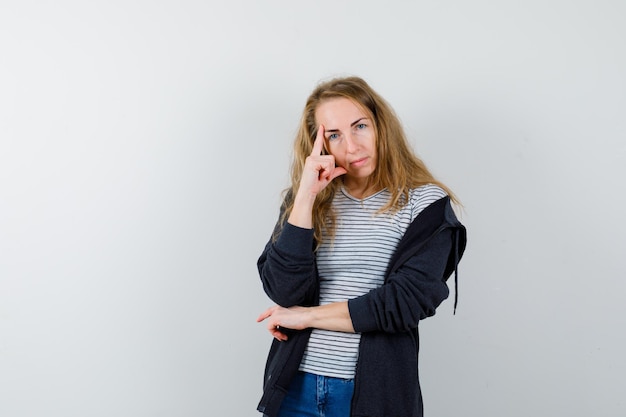 Giovane donna espressiva che posa nello studio