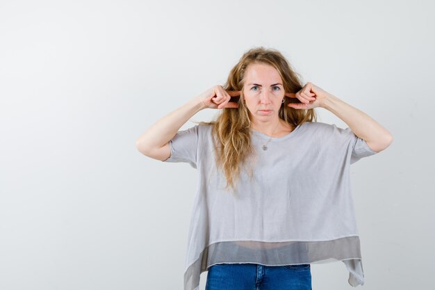 スタジオでポーズをとっている表現力のある若い女性
