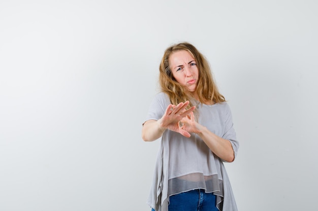 Free photo expressive young woman posing in the studio