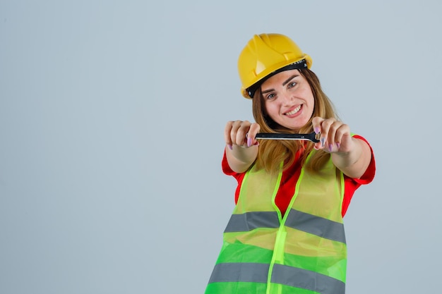 Free photo expressive young woman posing in the studio