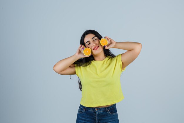 Free photo expressive young woman posing in the studio