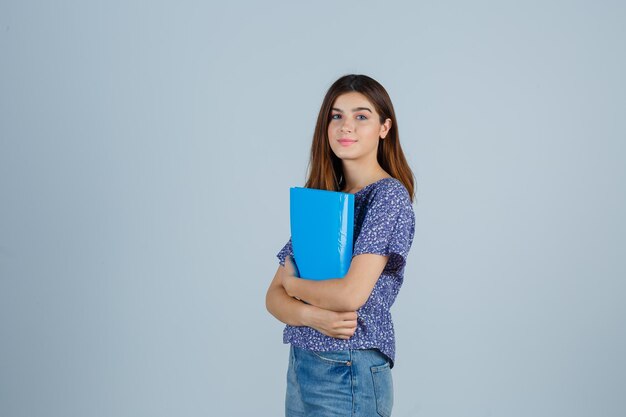 スタジオでポーズをとる表現力豊かな若い女性