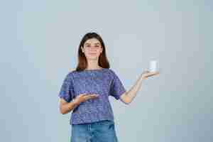 Free photo expressive young woman posing in the studio