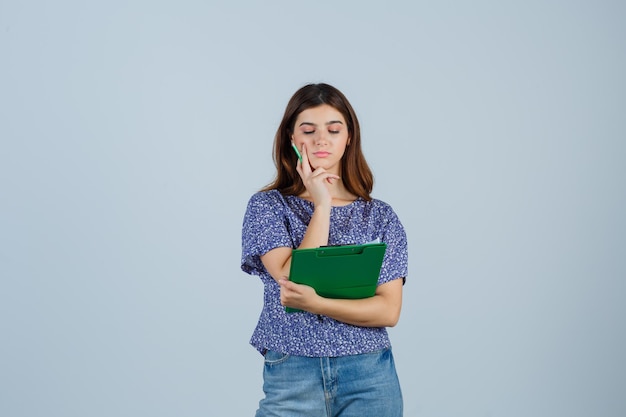 Free photo expressive young woman posing in the studio