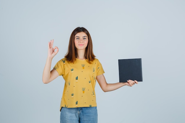 Free photo expressive young woman posing in the studio