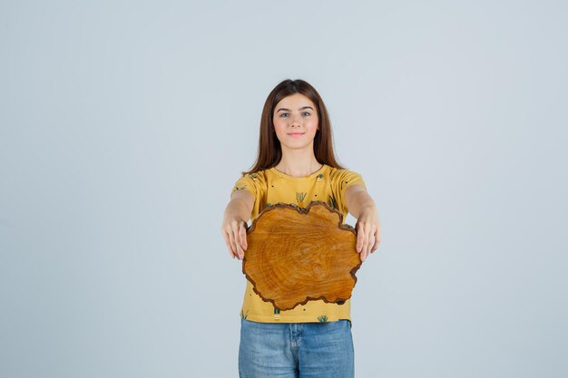 Free photo expressive young woman posing in the studio