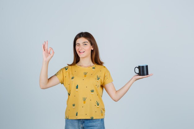 Free photo expressive young woman posing in the studio