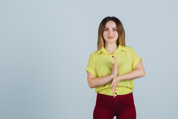 Free photo expressive young woman posing in the studio