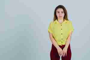 Free photo expressive young woman posing in the studio