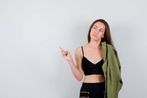 Free photo expressive young woman posing in the studio