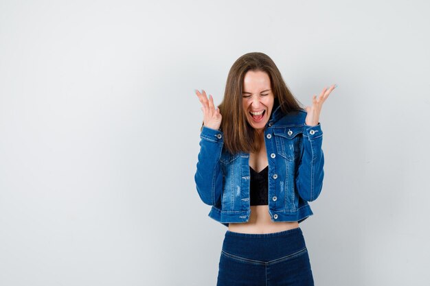 Free photo expressive young woman posing in the studio