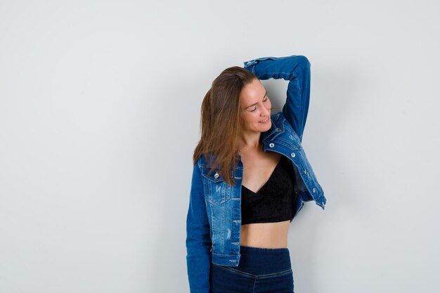 Free photo expressive young woman posing in the studio