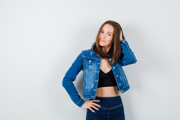 Free photo expressive young woman posing in the studio