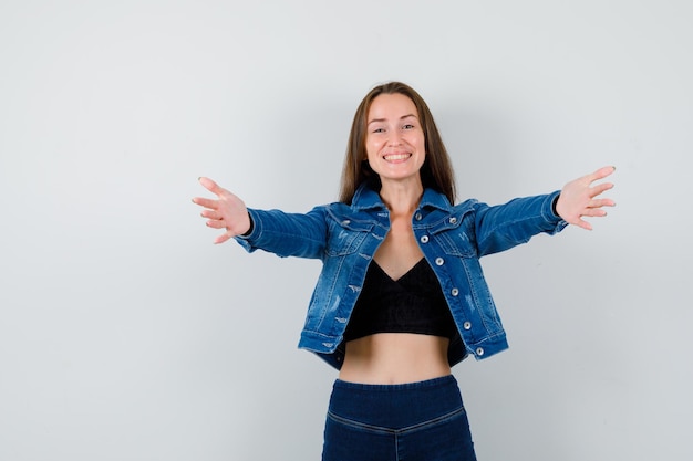 Free photo expressive young woman posing in the studio