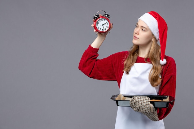 Free photo expressive young woman posing for winter holidays