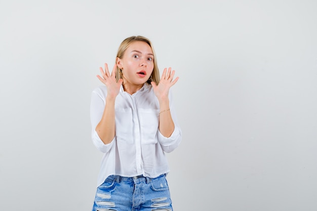 Free photo expressive young woman posing