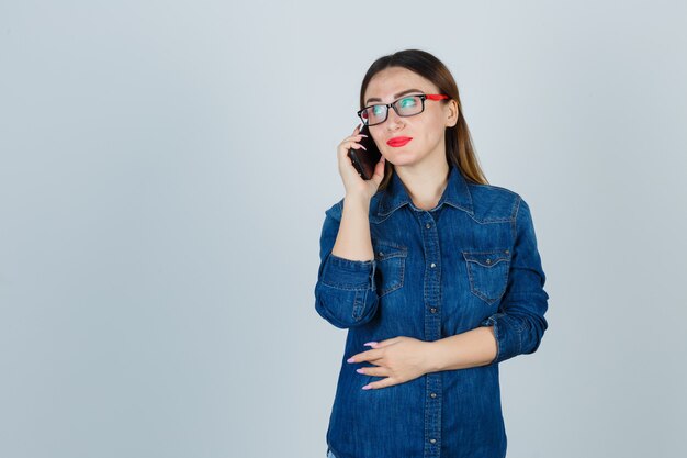 表情豊かな若い女性のポーズ