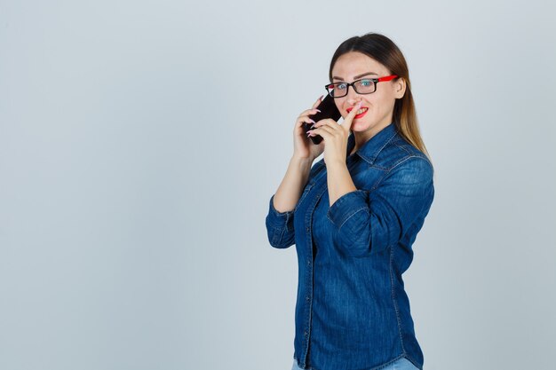表情豊かな若い女性のポーズ