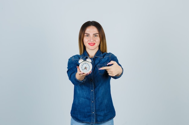 Free photo expressive young woman posing