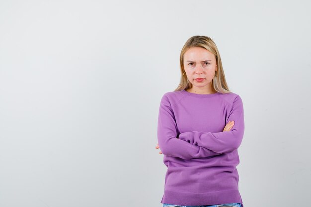 表現力のある若い女性がポーズをとっている