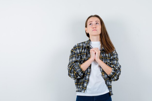 Foto gratuita posa espressiva della giovane donna