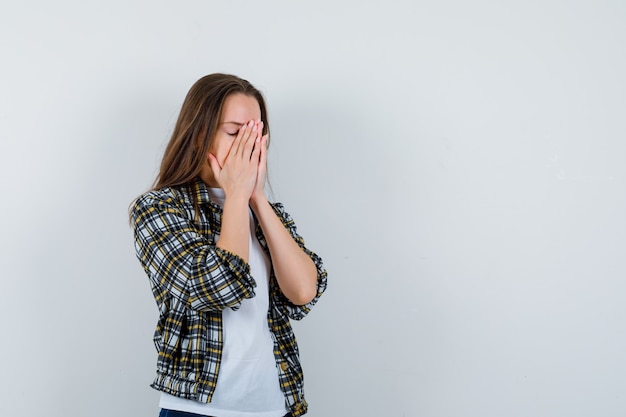 Free photo expressive young woman posing