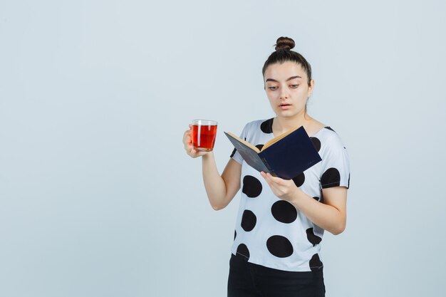 Free photo expressive young woman posing