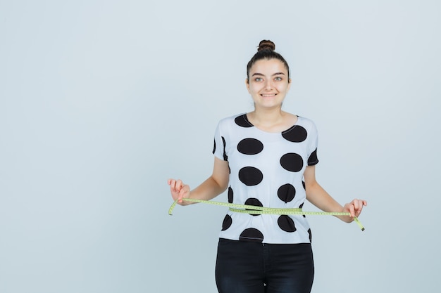 Foto gratuita posa espressiva della giovane donna