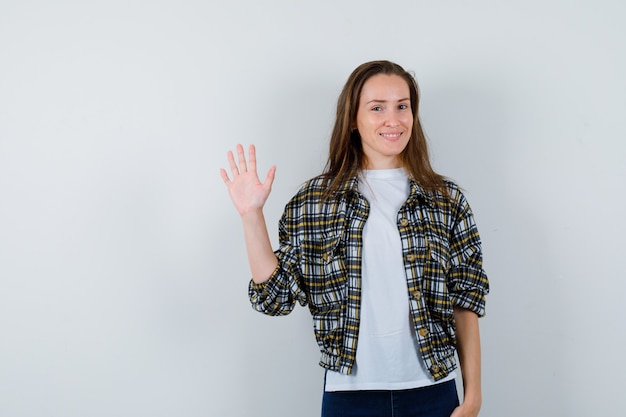 Foto gratuita posa espressiva della giovane donna