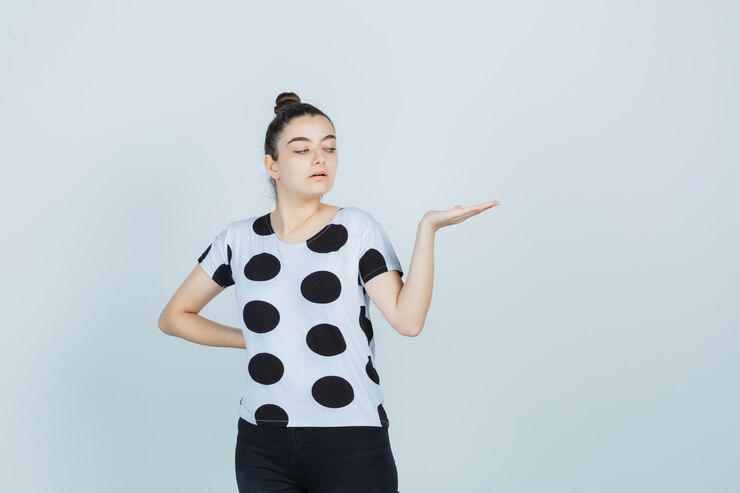 無料Photo 表情豊かな若い女性のポーズ