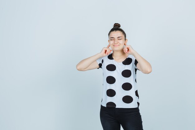 Free photo expressive young woman posing