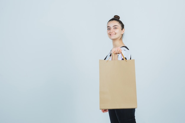 Free photo expressive young woman posing