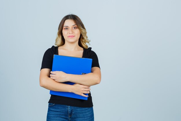 表情豊かな若い女性のポーズ