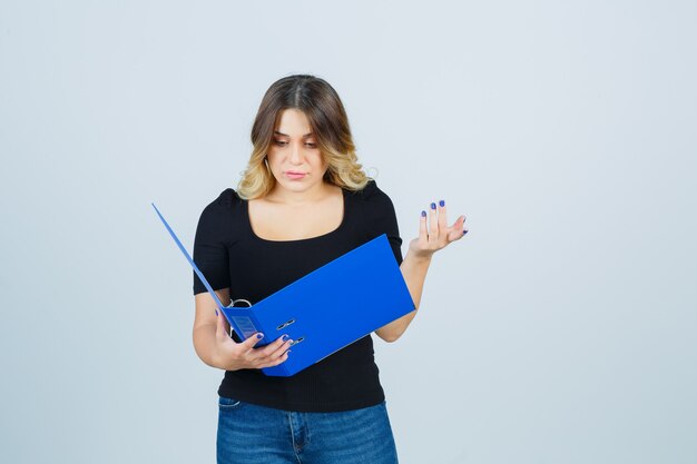 Free photo expressive young woman posing