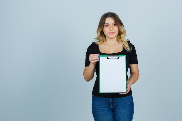 Foto gratuita posa espressiva della giovane donna