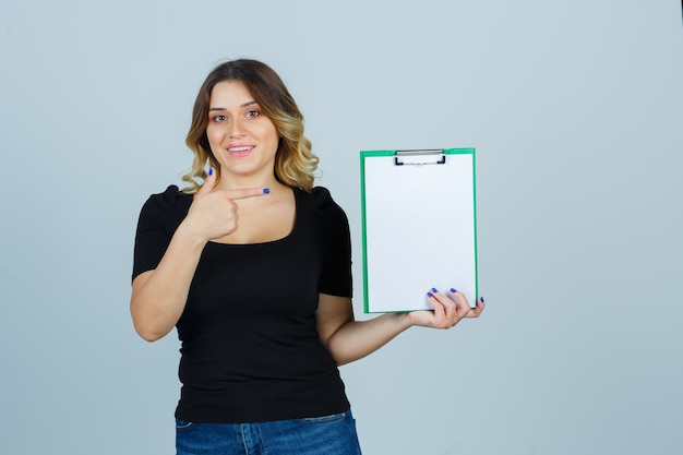 Free photo expressive young woman posing