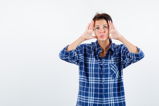 Free photo expressive young woman posing