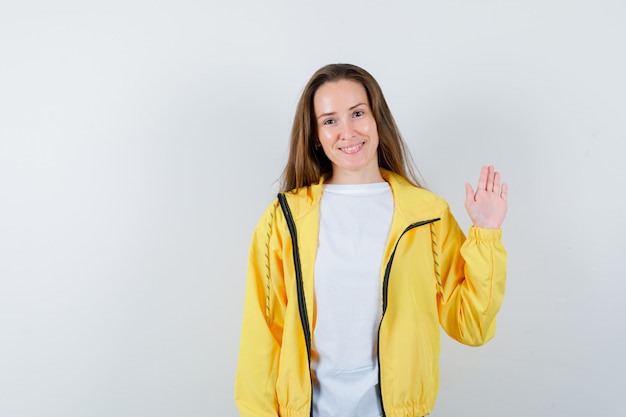 Foto gratuita posa espressiva della giovane donna