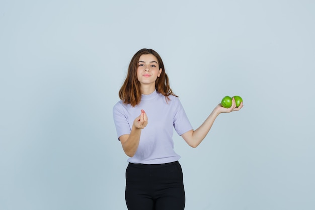 Foto gratuita posa espressiva della giovane donna